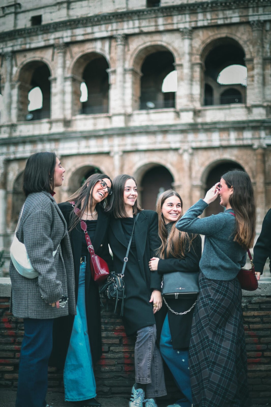 Group of friends photographed at the Colosseum, Rome — Vela Arte