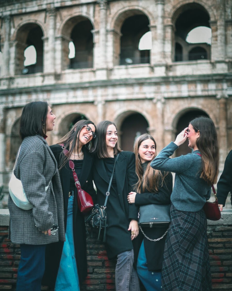 Group of friends photographed at the Colosseum, Rome — Vela Arte