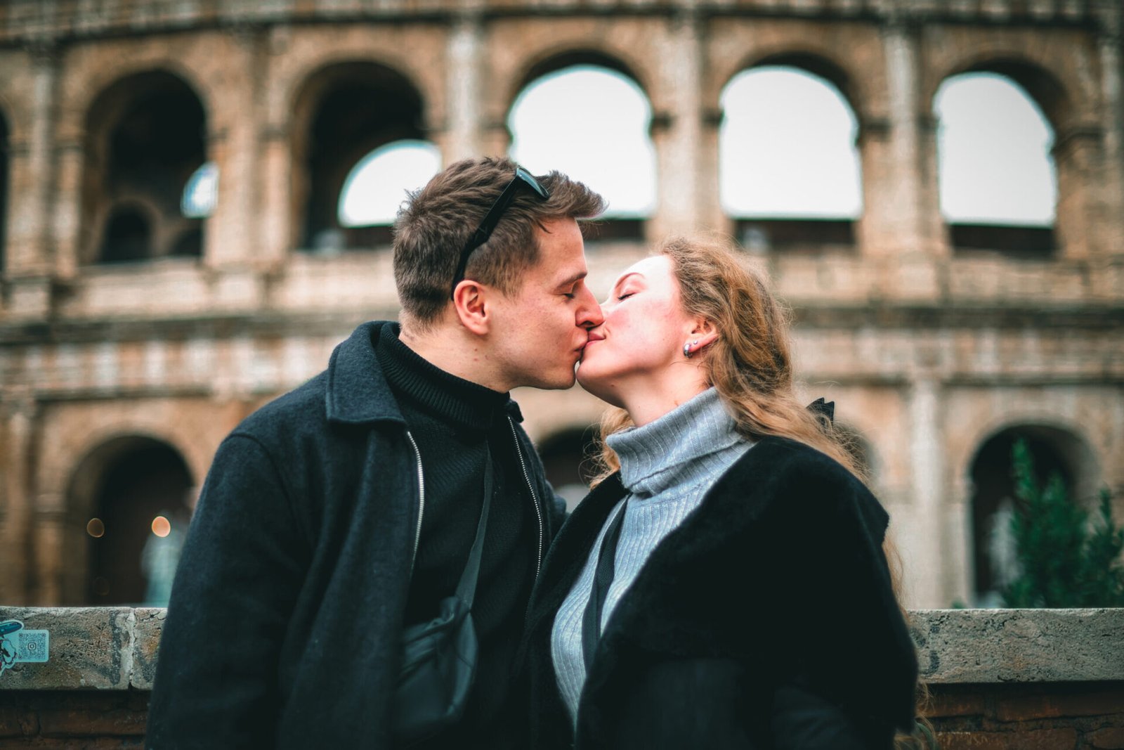 How to Plan a Surprise Proposal in Italy: The Complete Step-by-Step Guide Couple kissing in front of the Colosseum at golden hour, Rome — Vela Arte couples photoshoot