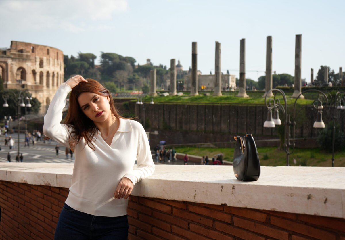 Portrait leaning on the wall by the Colosseum, Rome — Vela Arte
