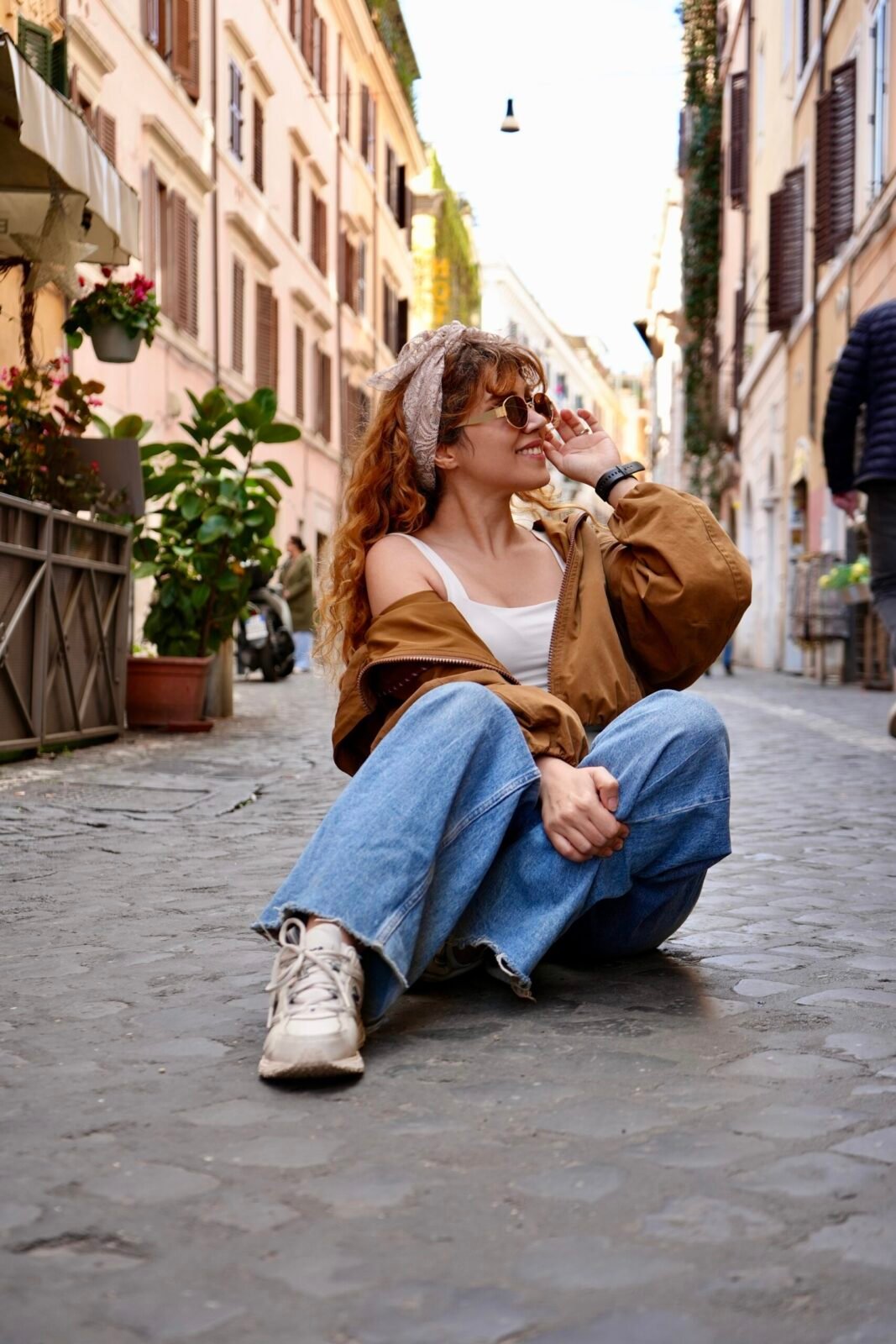 Portrait session in a flower-lined lane of Trastevere, Rome — Vela Arte