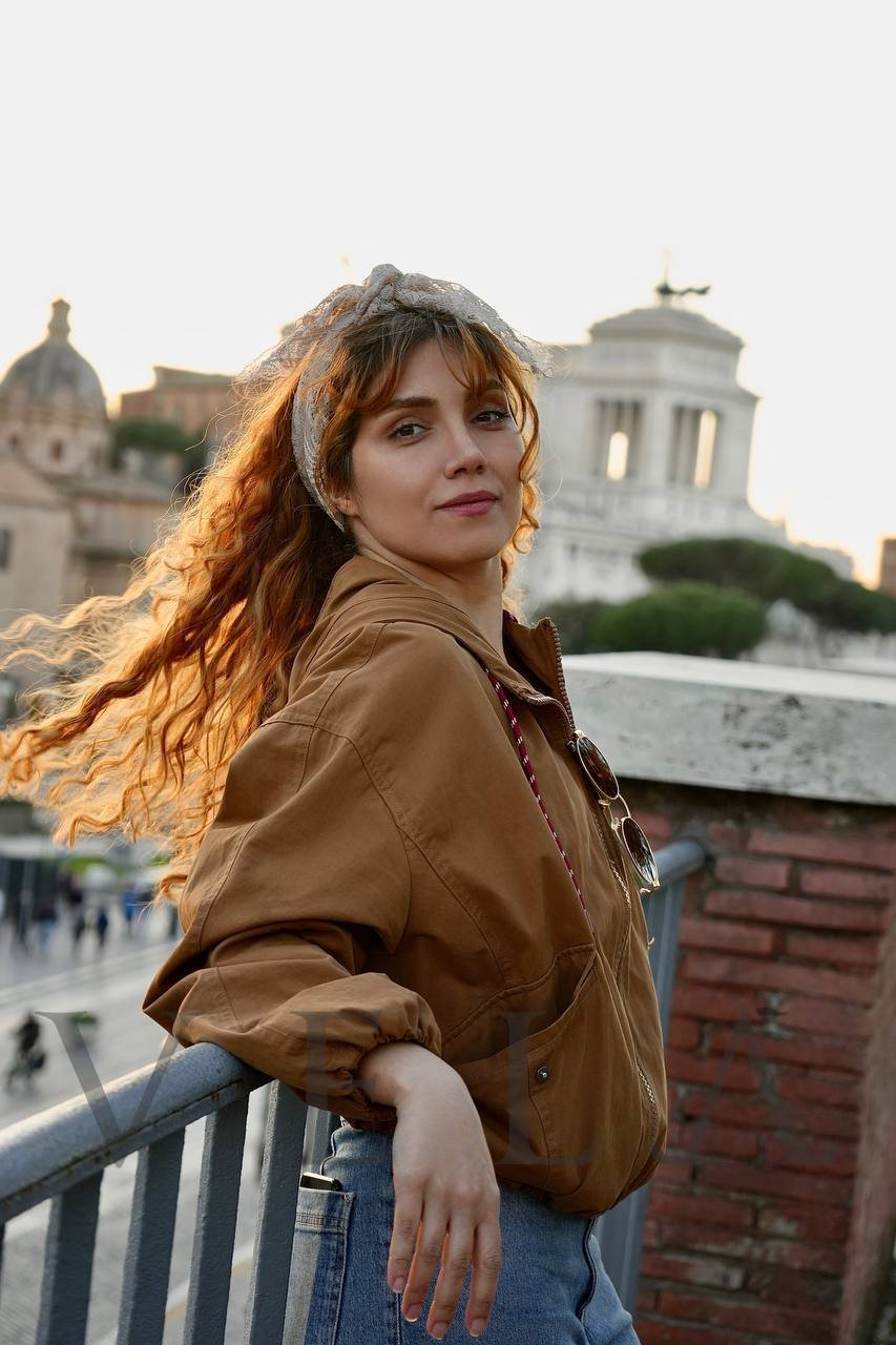 Portrait with the Altare della Patria in the background, Rome — Vela Arte