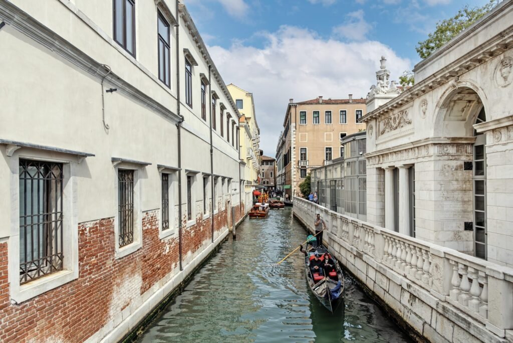Proposta di matrimonio a Venezia: gondole, ponti e angoli nascosti dove dire sì Gondola lungo un canale tranquillo di Venezia vicino a San Marco