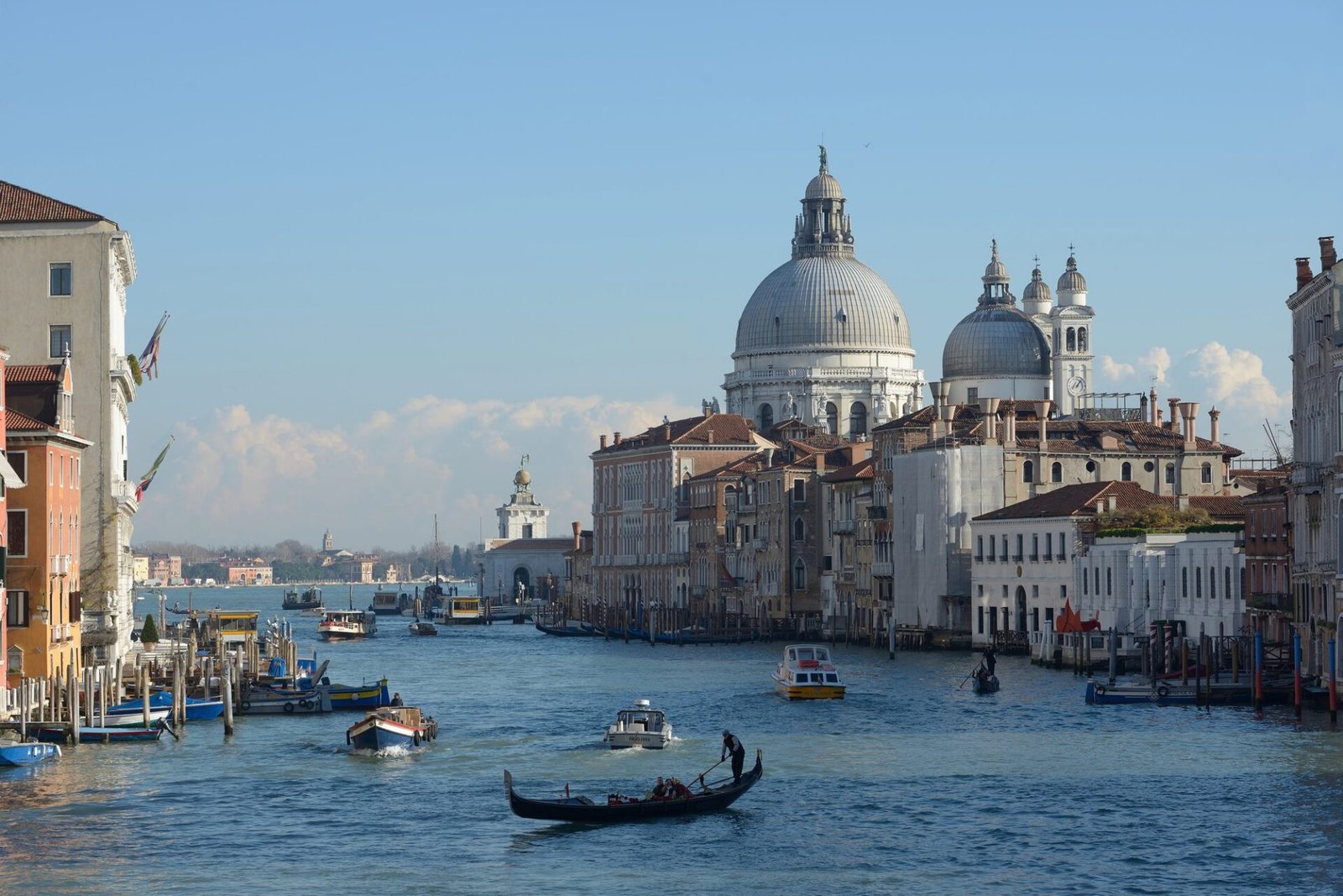 Proposta di matrimonio a Venezia: gondole, ponti e angoli nascosti dove dire sì Grand Canal and Santa Maria della Salute seen from the Accademia Bridge in Venice, a classic proposal viewpoint